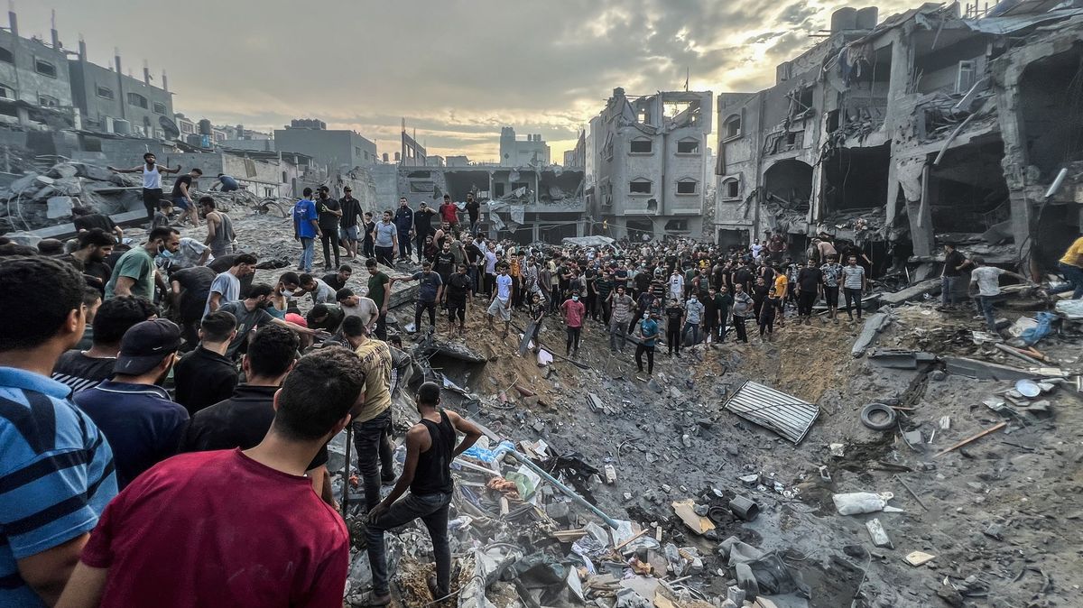Desítky mrtvých v táboře v Gaze: Izrael tvrdí, že zničil základnu Hamásu